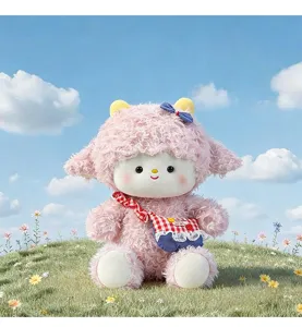Schattige roze pluche lamspop met een rood geruite crossbodytas in een zonnig veld.