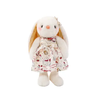 Schattige witte knuffelkonijn in een crème gebloemde jurk met strik.