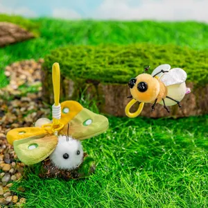 Süße Insekten-Plüschanhänger mit Schmetterling und Biene in einer Natur-Mikrolandschaft