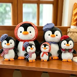 Set aus süßen Pinguin-Plüschtieren mit Hüten und karierten Schals in Größen