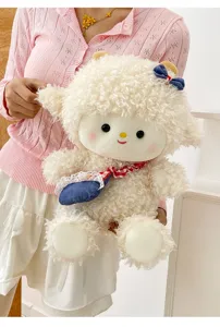 Gedetailleerd overzicht van een zachte crème lammetjes knuffel met een schattig tasje