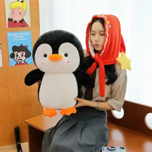 Kuscheliges großes Pinguin-Plüschtier mit einer roten Kapuze und weißer Spitzenverzierung