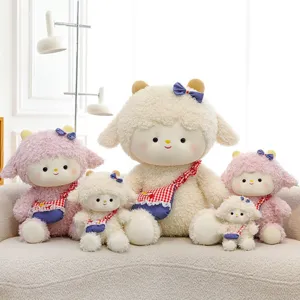Schattige zachte cartoon schaap knuffels in roze en crème met kleine schoudertassen