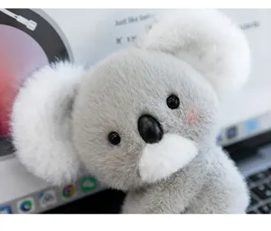 Nahaufnahme eines weichen grauen Koala-Plüschtiers als niedlicher Computer-Monitor-Clip