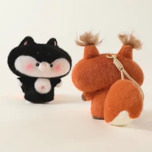 Simpatici ciondoli di peluche a forma di scoiattolo e gatto nero con morbida pelliccia.