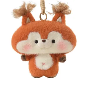Portachiavi in peluche di scoiattolo carino con pelliccia arancione e orecchie morbide.