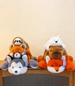 Variedad de lindos animales de peluche como Husky, Capibara y zorro apilados en madera.
