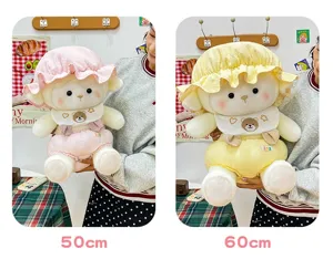 Detailansicht von 50cm und 60cm süßen Plüschschafen in rosa und gelben Outfits