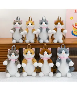 Selezione di simpatici zaini in peluche a forma di gatto in vari colori su uno scaffale