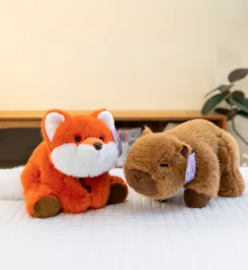 Imagen detallada de peluches de zorro y carpincho con texturas suaves y mullidas