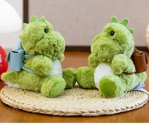 Vista detallada de dos lindos peluches de dinosaurios verdes con pequeñas mochilas.