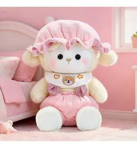 Nahaufnahme eines süßen Lamm-Plüschtiers mit rosa Schlafmütze in einem Kinderzimmer
