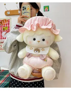 Niedliche Plüsch-Schafpuppe mit rosa Schlafhaube und Latz, weiches Stofftier als Geschenk