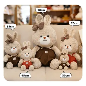 Ομάδα από χαριτωμένα λούτρινα κουνέλια με σαλοπέτα σε μεγέθη από 30 cm έως και 90 cm.