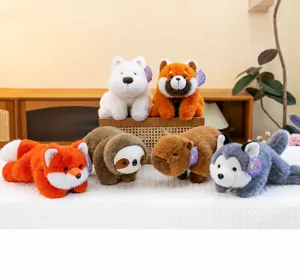 Colección de lindos peluches que incluyen husky, carpincho y zorro en un ambiente acogedor