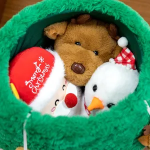 Weihnachtliche Plüschtiere mit Weihnachtsmann, Schneemann und Rentier im grünen Korb