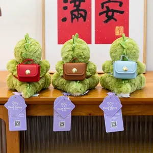 Peluche de dragón verde con mini mochila en rojo, marrón y azul para niños