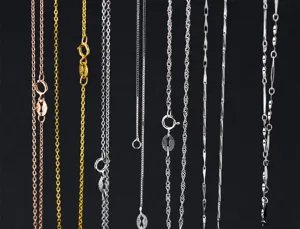 Vista dettagliata di varie collane in argento sterling S925 in finiture oro e rosa
