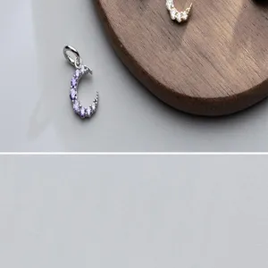 Vue détaillée d'un pendentif lune en argent S925 avec des pierres micro-incrustées mauves