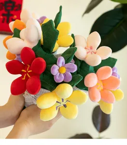 Nahaufnahme eines bunten Plüsch-Tulpenstraußes, ideal als Geschenk zur Abschlussfeier
