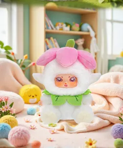 Détail macro d'une peluche bébé esprit de fleur avec visage en vinyle et pétales