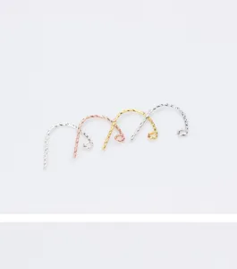 Vue détaillée de crochets d'oreilles texturés en argent 925 doré et or rose