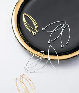 Détail macro de crochets d'oreilles en forme de V en argent S925 plaqués or pour DIY