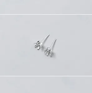 Detailaufnahme von S925 Sterlingsilber 6-Zinken-Ohrstecker-Fassungen für DIY-Schmuck