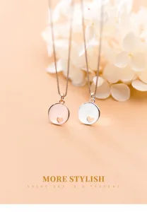 Primo piano di collane a cuore in argento S925 in oro rosa e argento