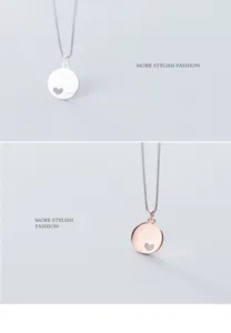 Primo piano di collana con ciondolo rotondo con cuore ritagliato argento e oro rosa