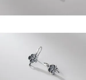 Primo piano di monachelle in argento S925 a forma di fiore per creazione gioielli fai-da-te.