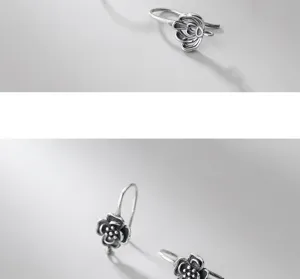 Dettaglio di ganci per orecchini vintage in argento 925 con fiori e foglie satinati