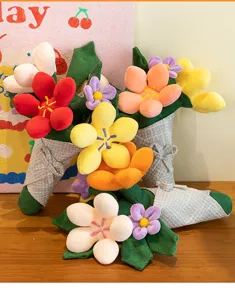 Detaillierte Nahaufnahme bunter Plüsch-Tulpensträuße in grauer Stoffverpackung eingewickelt