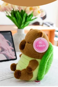 Vista dettagliata di un simpatico peluche di capibara con un guscio di tartaruga