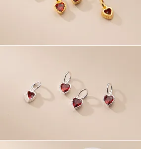 Nahaufnahme von mini 925er Silber Herzanhängern mit roten Zirkonsteinen für DIY Schmuck