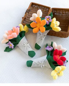 Detailansicht von drei lebhaften Tulpen-Plüschblumensträußen in Geschenkoptik.