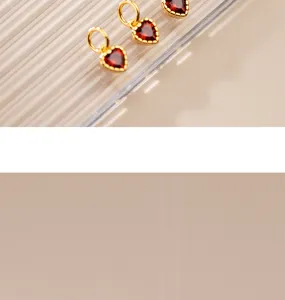 Nahaufnahme roter Zirkonia Herzanhänger aus 925er Sterlingsilber für Schmuck