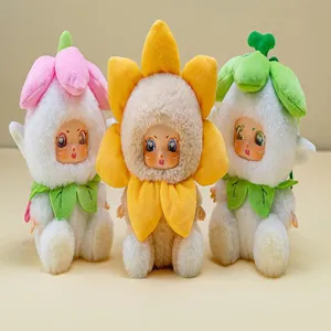 Vue détaillée de trois poupées en peluche esprit fleur avec visages en vinyle mignons