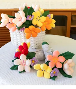 Detailansicht eines bunten Plüsch-Tulpenstraußes in einem weißen Weidenkorb