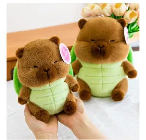 Due simpatici peluche capibara vestiti da tartaruga con morbida pelliccia marrone