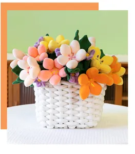 Bunter Plüsch-Blumenstrauß in einem weißen Weidenkorb, kreatives Geschenk für Frauen