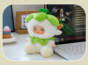 Détail du porte-clés en peluche bébé fleur avec visage en vinyle et décoration de feuilles