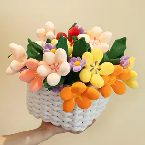 Bunter Plüsch-Tulpenstrauß in einem weiß geflochtenen Korb als Abschlussgeschenk