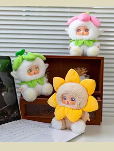 Gros plan de poupées fées en peluche avec visage en vinyle sur bureau