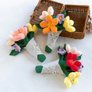 Farbenfroher Plüsch-Tulpenstrauß im Weidenkorb als Geschenk für Abschluss oder Freundin