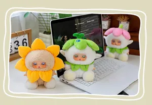 Gros plan de peluches esprit des fleurs avec visages en vinyle dans un décor de vie.