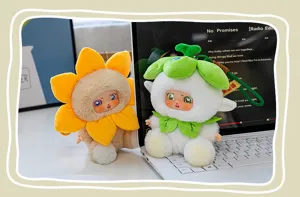 Gros plan sur deux mignons pendentifs en peluche esprit fleur avec visages en vinyle.