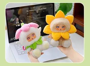 Vue détaillée de deux jolies poupées en peluche bébé fleur avec visages en vinyle colorés