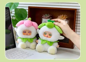 Vue détaillée de deux poupées en peluche bébé fleur avec visages en vinyle sur le bureau