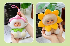 Détail de breloques en peluche Flower Baby avec visage en vinyle tenues à la main